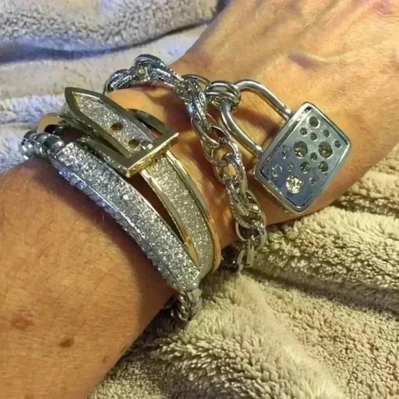 NEW** Padlock Charm Link Bracelet - Picture 3 of 3